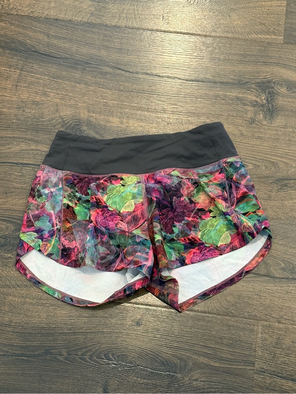 Lululemon Shorts Floral Leaf Print Women’s Size 4